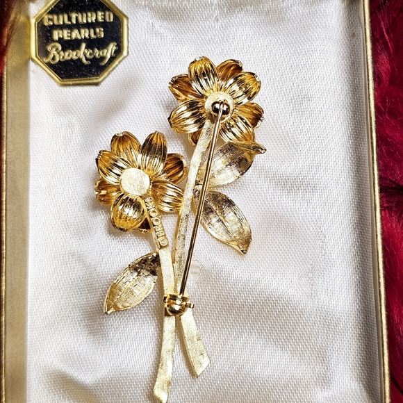 Vintage Brookcraft Gold Tone Floral Brooch Pin with Pearl Accents in Box - Picture 4 of 5